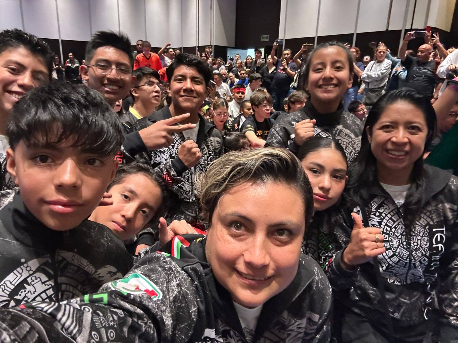 Sensei Karen y su equipo en la premiación de un torneo