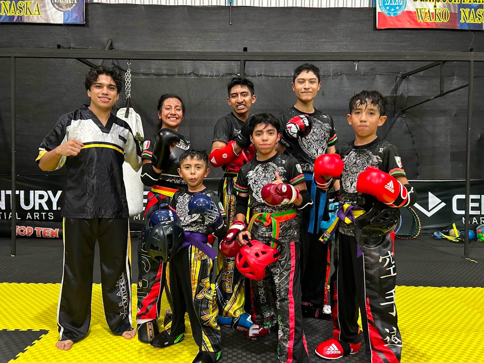 Equipo de kickboxing de Ikigai con guantes y protecciones