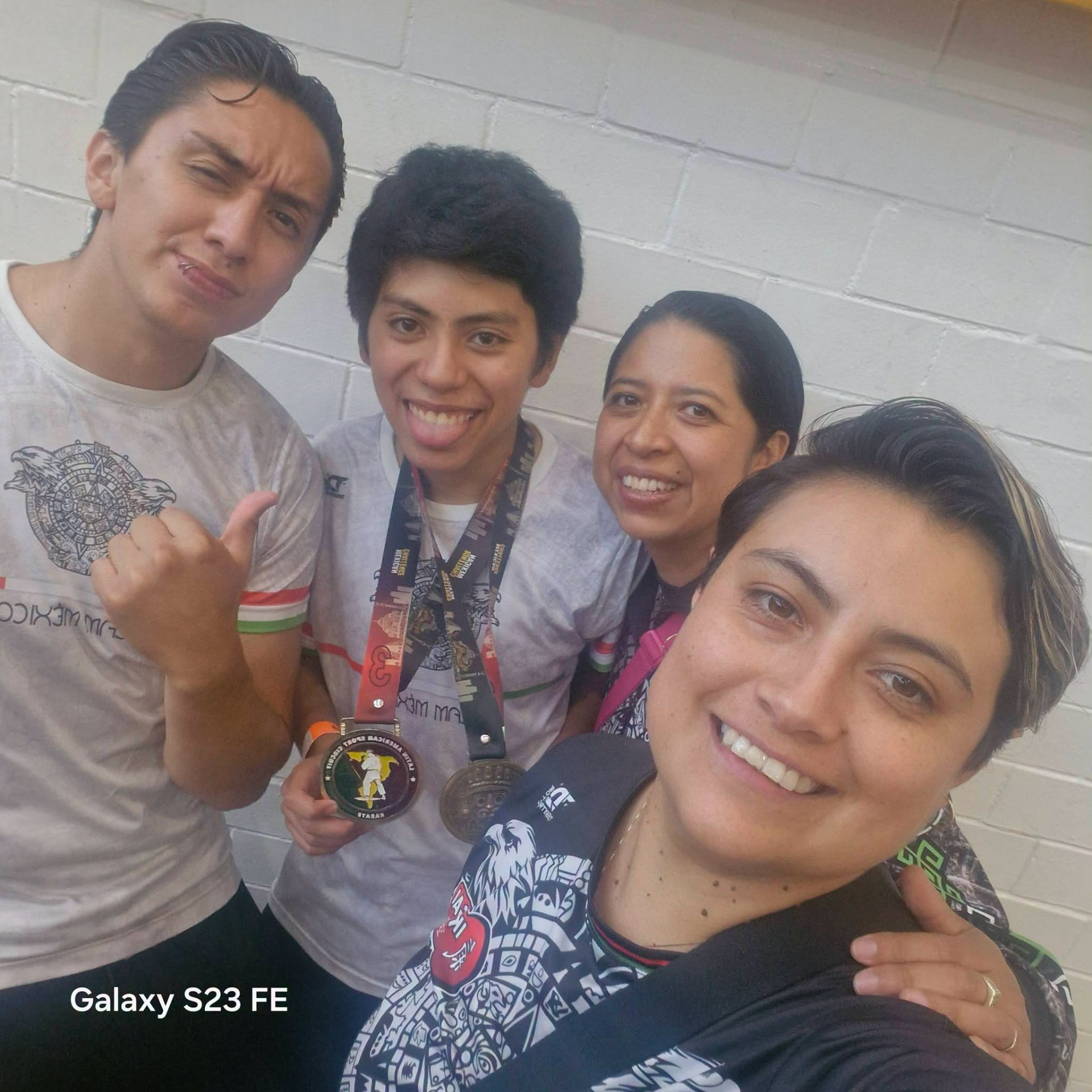 Alumnos de Ikigai con sus medallas después de competir