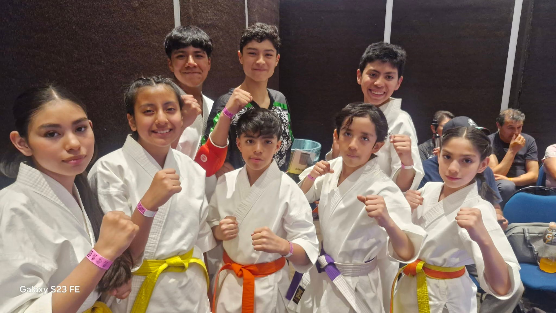 Alumnos de karate de Ikigai con sus cintas de color