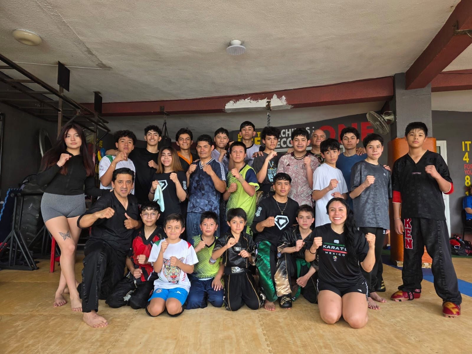 Grupo de jóvenes y adultos de Ikigai al terminar el entrenamiento